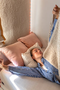 Waarom je als zijslaper moe wakker wordt