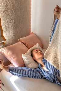 Avondlicht door dichte gordijnen in een slaapkamer
